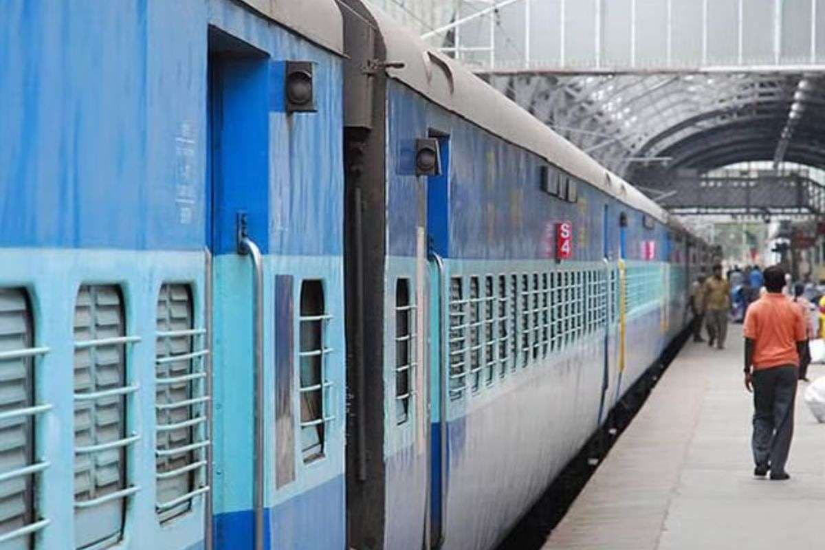 रेलवे अधिकारी की ट्रेन से कटकर मौत, जोग��नी-दानापुर इंटरसिटी पर चढ़ते समय हादसा