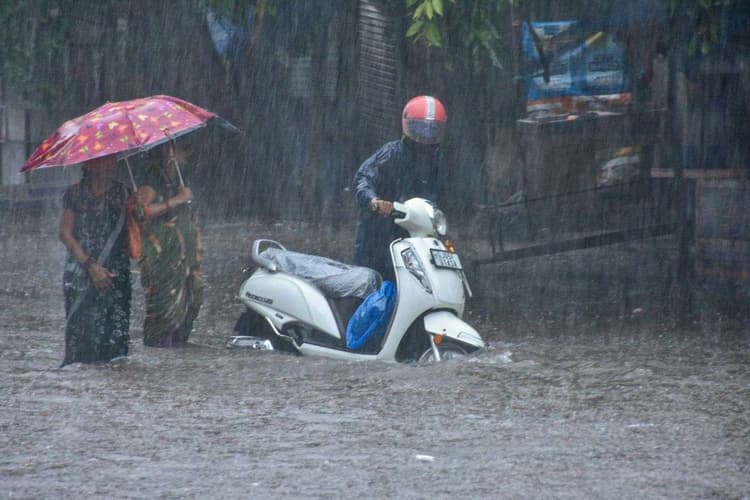16 से 22 अक्टूबर तक भयंकर बारिश की चेतावनी, 40 किलोमीटर की रफ्तार से तेज हवा, तूफान और बिजली गिरने का अलर्ट