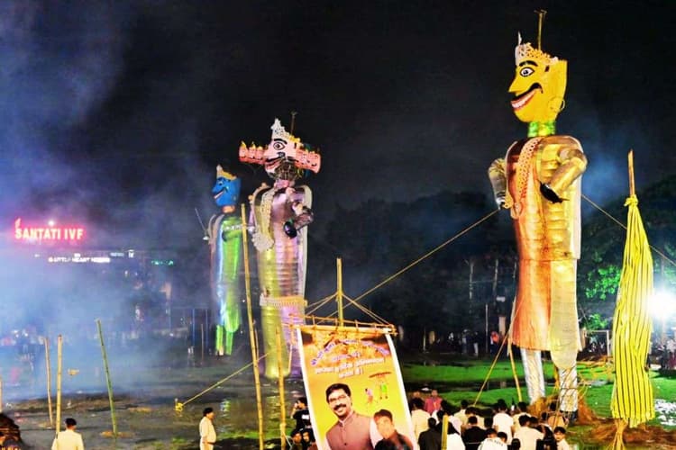 रांची में धू-धू कर जला रावण, कुंभकर्ण और मेघनाद, हेमंत सोरेन बोले- बुराई पर अच्छाई की जीत का प्रतीक है ‘विजयादशमी’