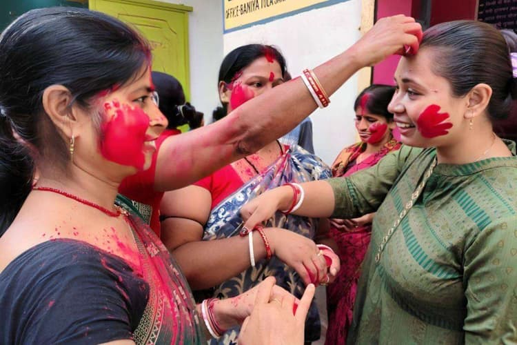 Sindoor Khela in Patna Durga Puja: सिंदूर की लाली में बसी विदाई की वेदना, पटना में बंगाली महिलाओं ने निभाई परंपरा