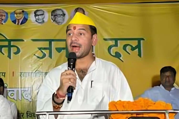 Tej Pratap Yadav: जय श्रीराम का नारा सुनकर भड़क गए तेजप्रताप और कहा जय सियाराम