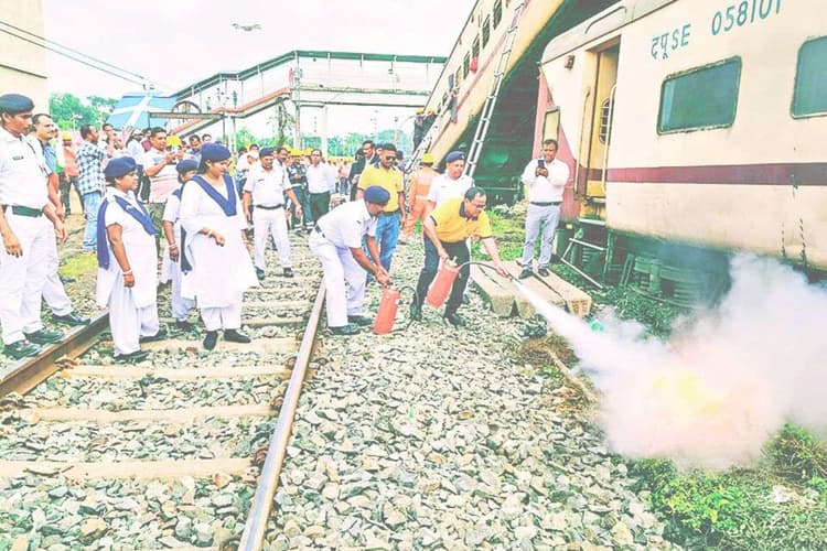 गोइलकेरा-टाटानगर एक्सप्रेस ट्रेन दुर्घटना का मॉकड्रिल, हूटर बजते ही मची अफरा-तफरी