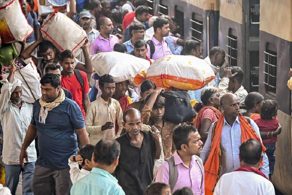 Indian Railways : यात्रीगण कृपया ध्यान दें! इस घोषणा के बाद रेलवे स्टेशनों पर बजने लगे छठ गीत
