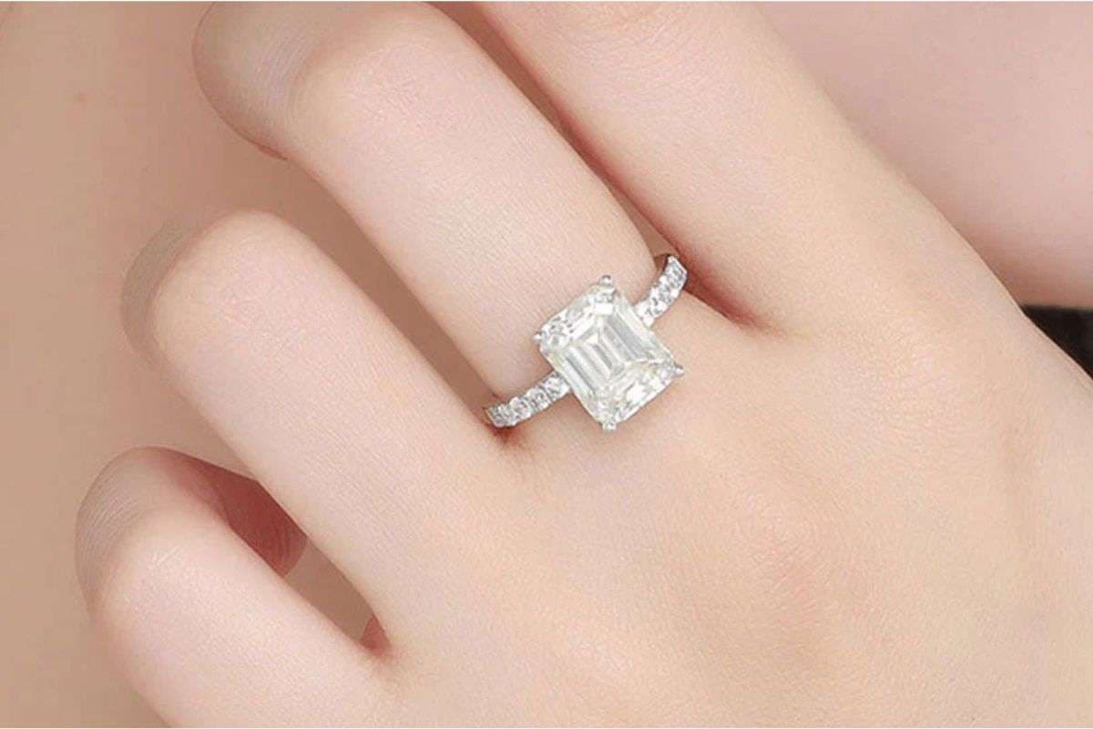 Trendy Silver Ring Design: सिंपल लुक में दें ग्लैम टच इन न्यू रिंग स्टाइल्स से Trendy Silver Ring Design: सिंपल लुक में दें ग्लैम टच इन न्यू रिंग स्टाइल्स से