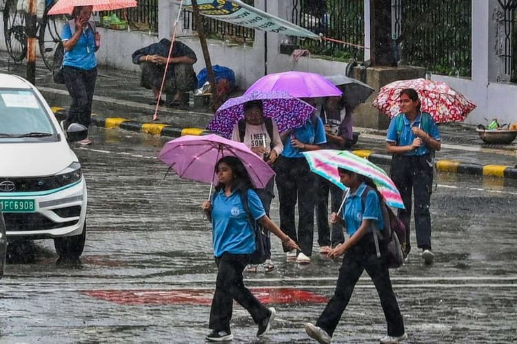 Weather Alert: बंगाल की खाड़ी और अरब सागर में बढ़ी हलचल, तूफान और भारी बारिश की चेतावनी, अलर्ट जारी