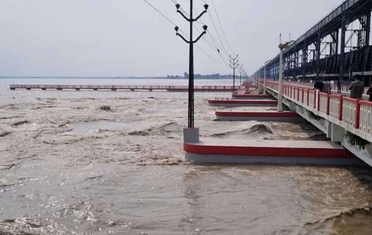Bihar Flood: बिहार में कोसी बागमती समेत 21 नदियां उफनाई, तटबंधों पर अधिकारी कर रहे कैंप