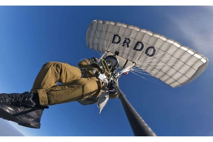 WATCH: 32,000 फीट की ऊंचाई से छलांग! DRDO ने बनाया नया सैन्य रिकॉर्ड