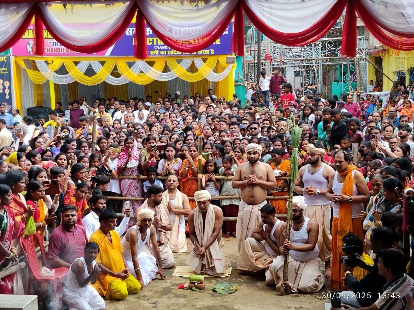 Seraikela Kharsawan News : खरसावां में दुर्गा पूजा की धूम पंडालों में श्रद्धालुओं का सैलाब