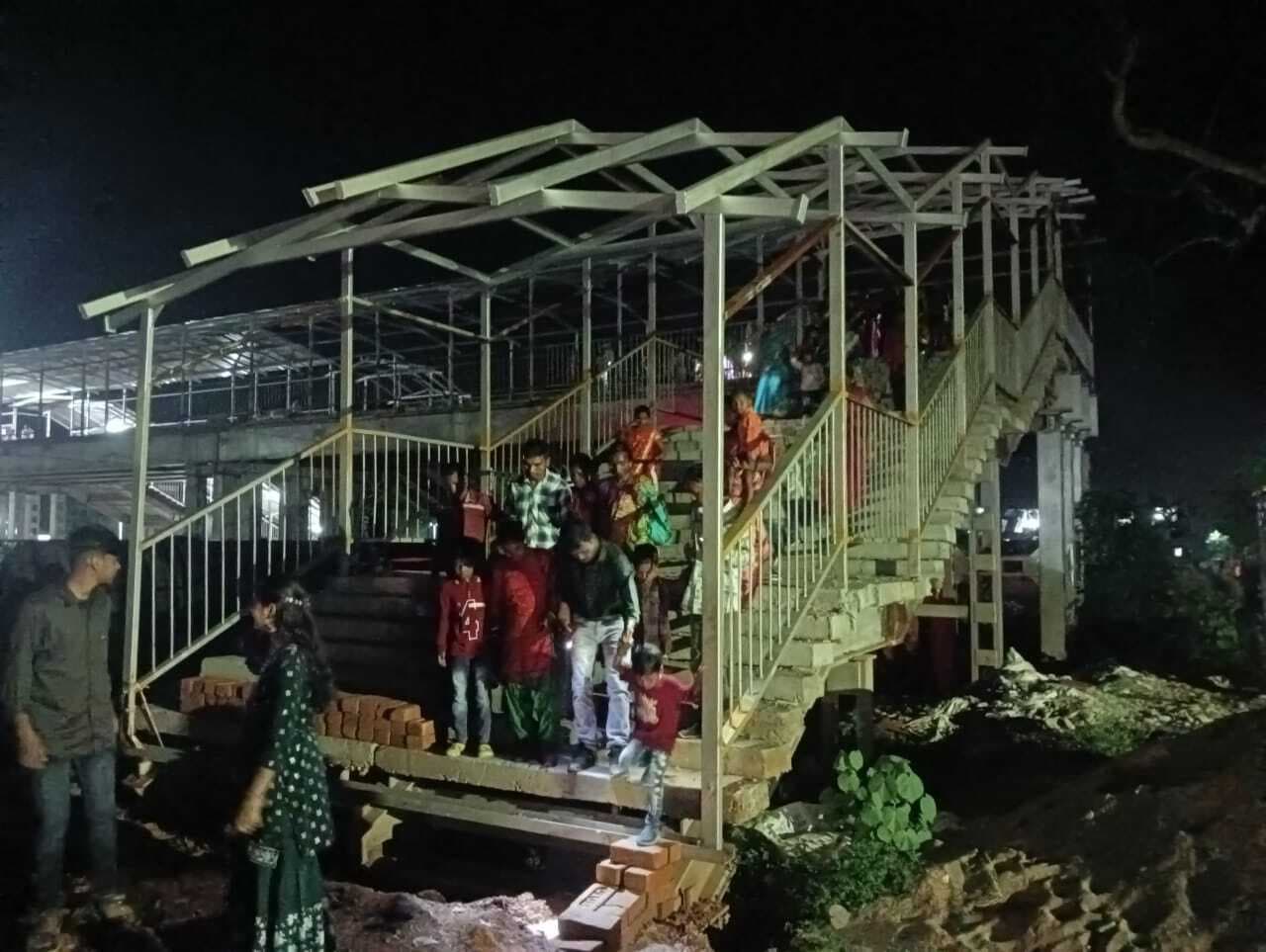 East Singhbhum News : जान जोखिम में डाल अधूरे ओवर ब्रिज से अंधेरे में गुजर रहे श्रद्धालु
