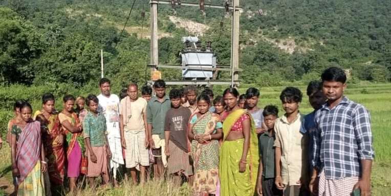 East Singhbhum News : सबर टोला में छह माह से ट्रांसफॉर्मर खराब, आंदोलन के मूड में ग्रामीण