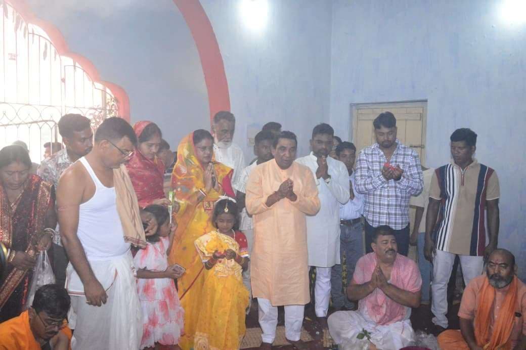 East Singhbhum News : दुर्गा पूजा से नकारात्मक उर्जा समाप्त होती है : संजीव