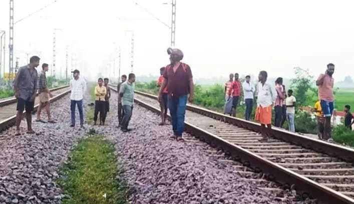 धनेछा स्टेशन के पास ट्रेन की चपेट में आने से युवती की मौत