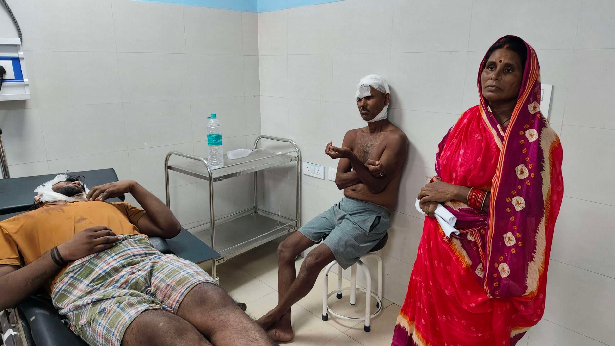 चबूतरा तोड़ने के विवाद में दो लोगों की पिटाई