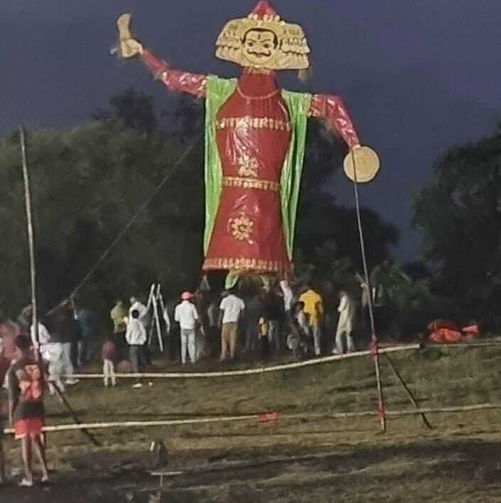 बाहिर ग्राम में रावण का पुतला किया गया दहन