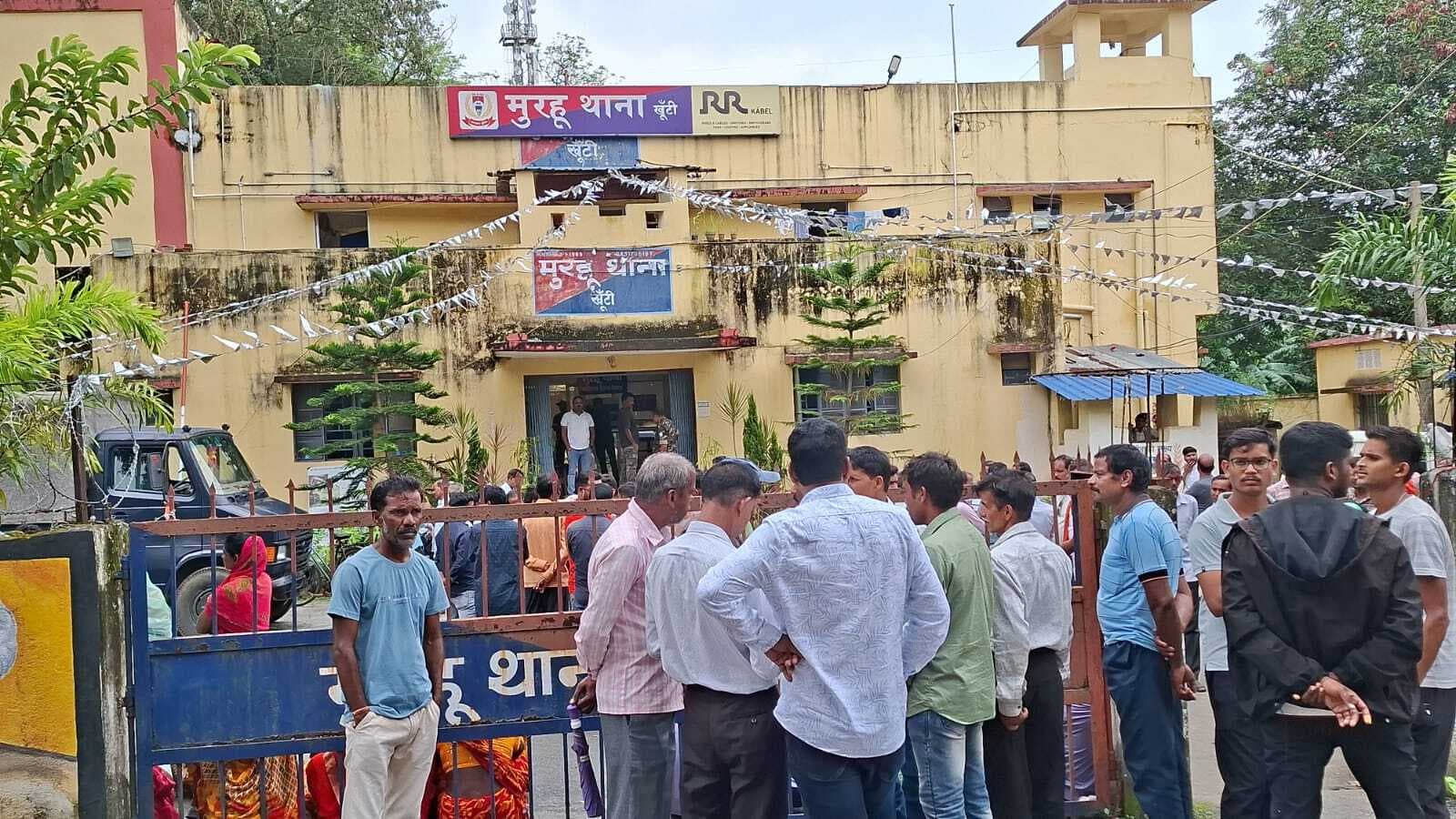 थाना परिसर में मौत को लेकर थाना पहुंचे ग्रामीण