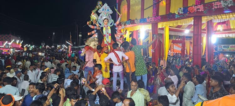 बैंडबाजे के साथ निकाली गई विसर्जन जुलूस, मां शेरेवाली के जयकारें से गुंजयमान रहा वातावरण