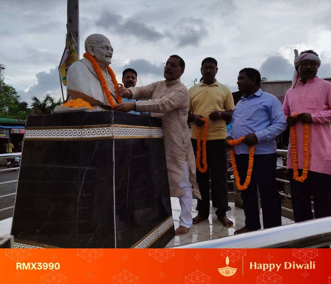 चितरा: राष्ट्रपिता की प्रतिमा पर माल्यार्पण कर अर्पित किया श्रद्धा सुमन