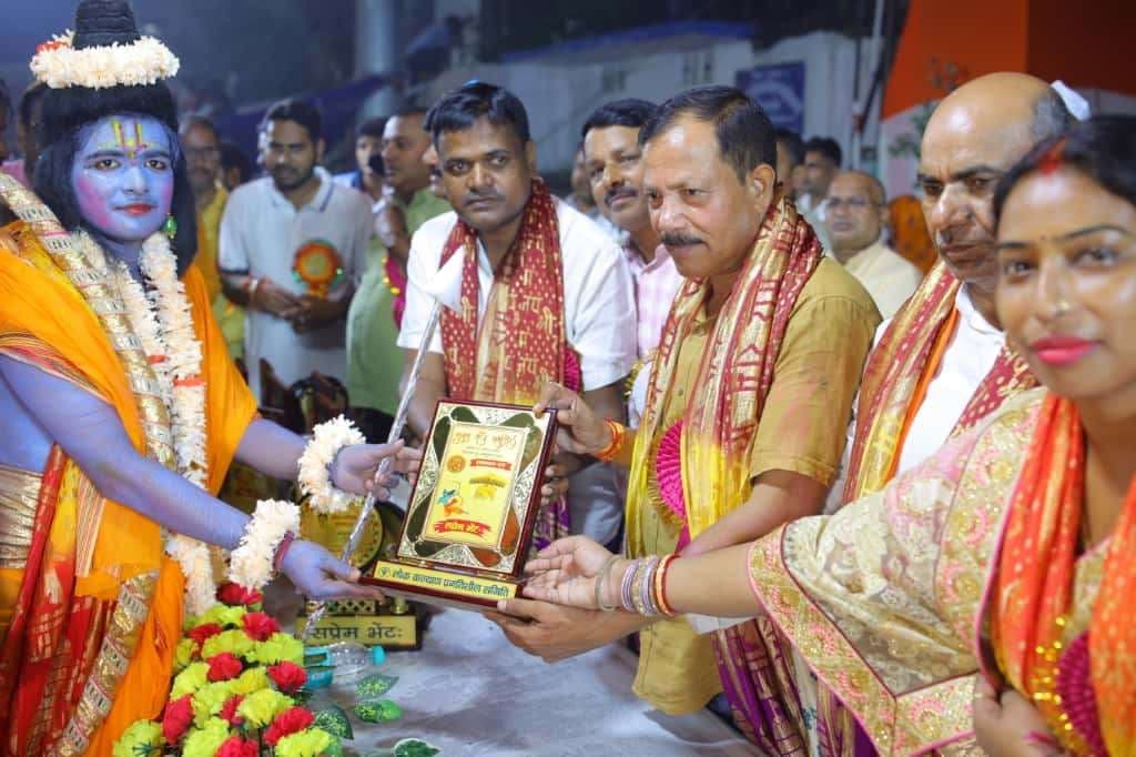 hajipur news. बारिश के बीच धू-धू कर जला रावण