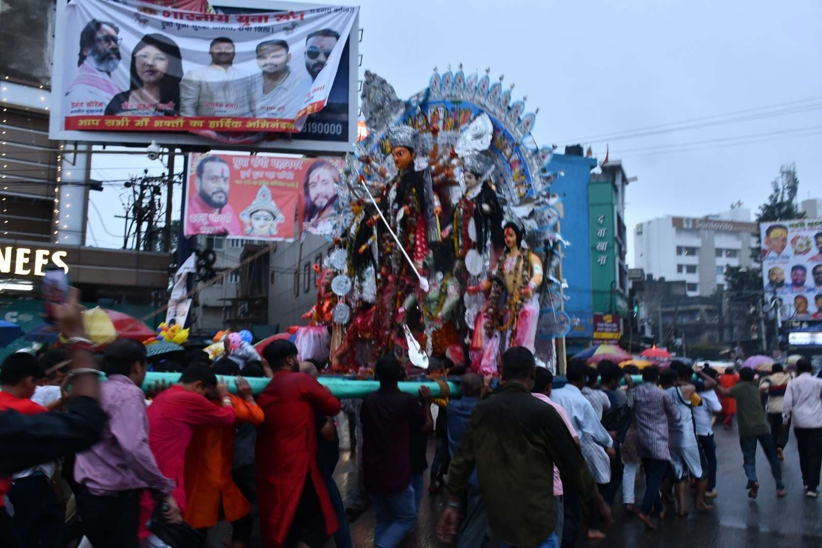 ranchi news : रांची में बारिश की रिमझिम फुहारों के बीच मां को नम आंखों से विदाई दी गयी