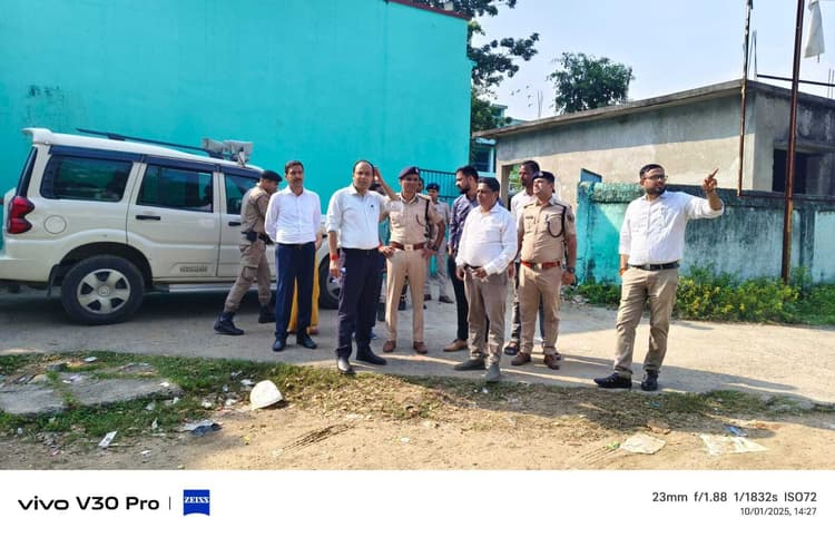 डीएम ने डिस्पैच सेंटर व इवीएम कमिशनिंग का किया निरीक्षण