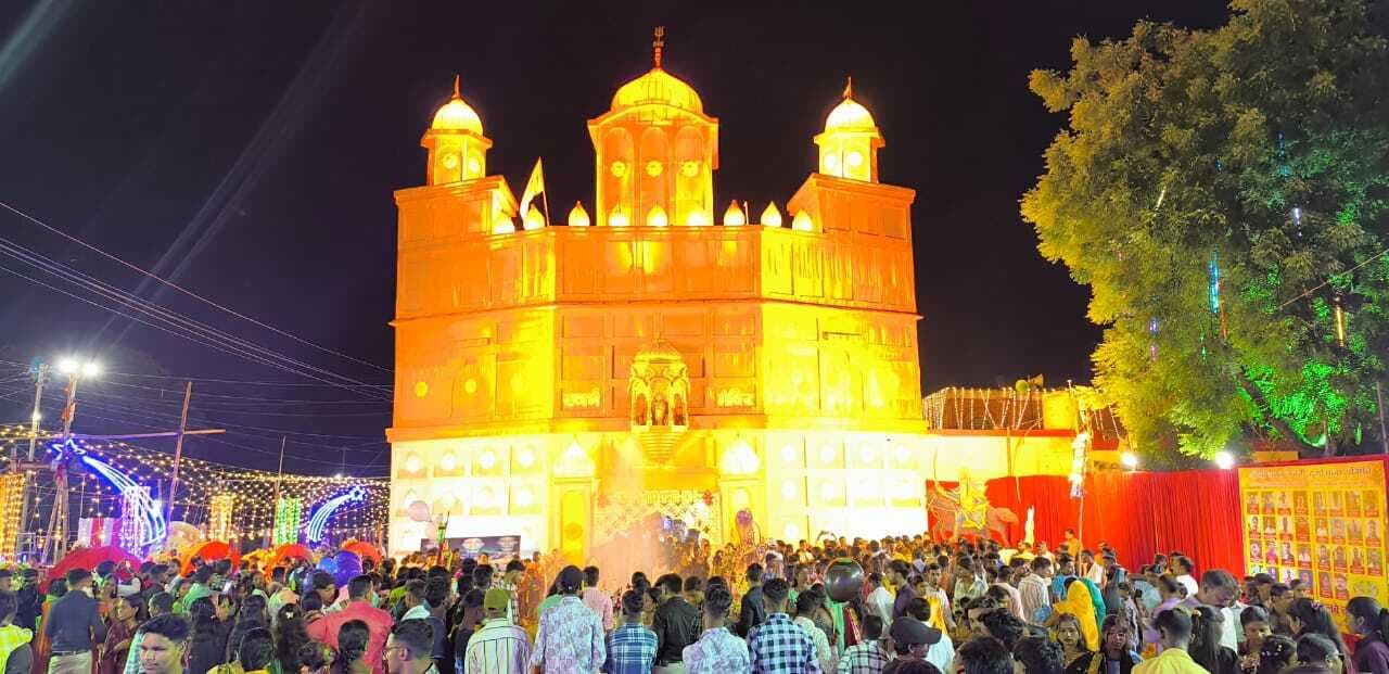 विजयादशमी पर मां दुर्गा के दर्शन को उमड़े श्रद्धालु