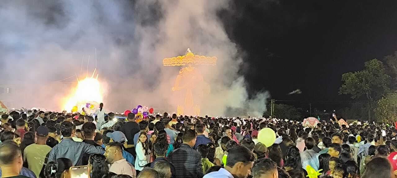 बुराई पर अच्छाई की जीत के प्रतिक के रूप में जला रावण