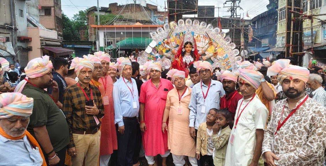 नम आंखों से मां अंबे को दी गयी विदाई