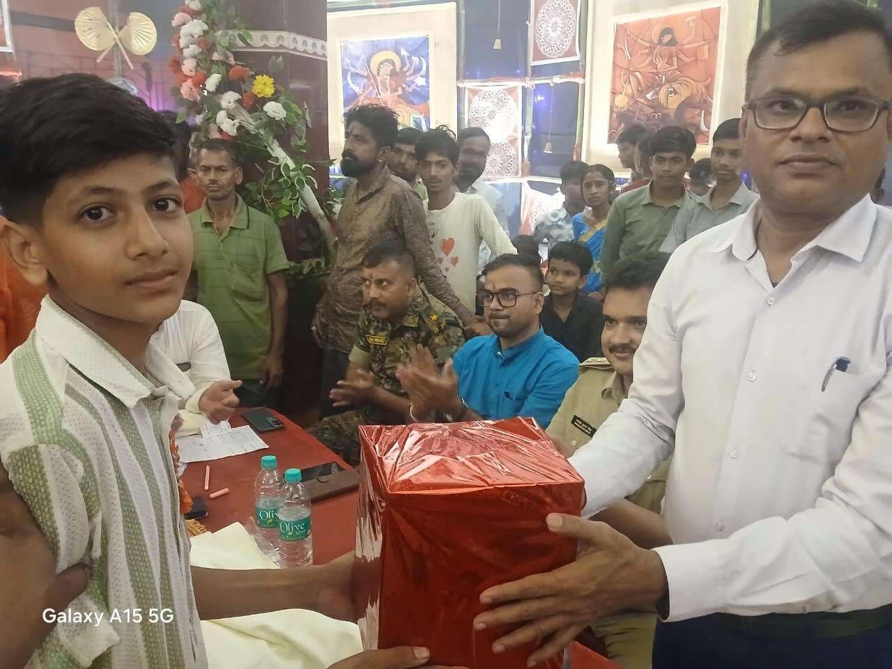 गाजे-बाजे के साथ नम आंखों से दी श्रद्धालुओं ने मां दुर्गा को विदाई