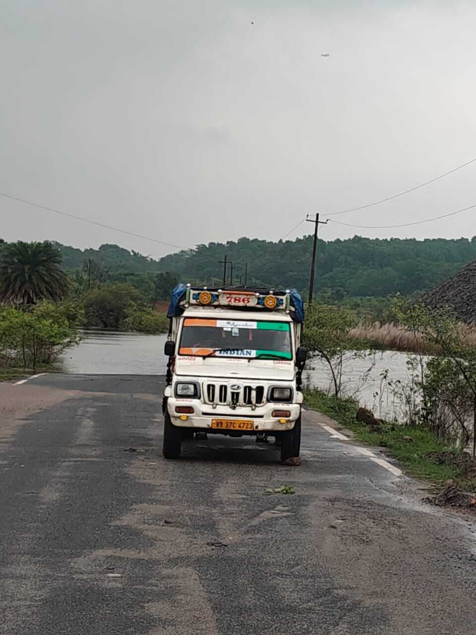 चितरा : बारिश से चितरा-बस्ती पालोजोरी सड़क जलमग्न, आवागमन ठप