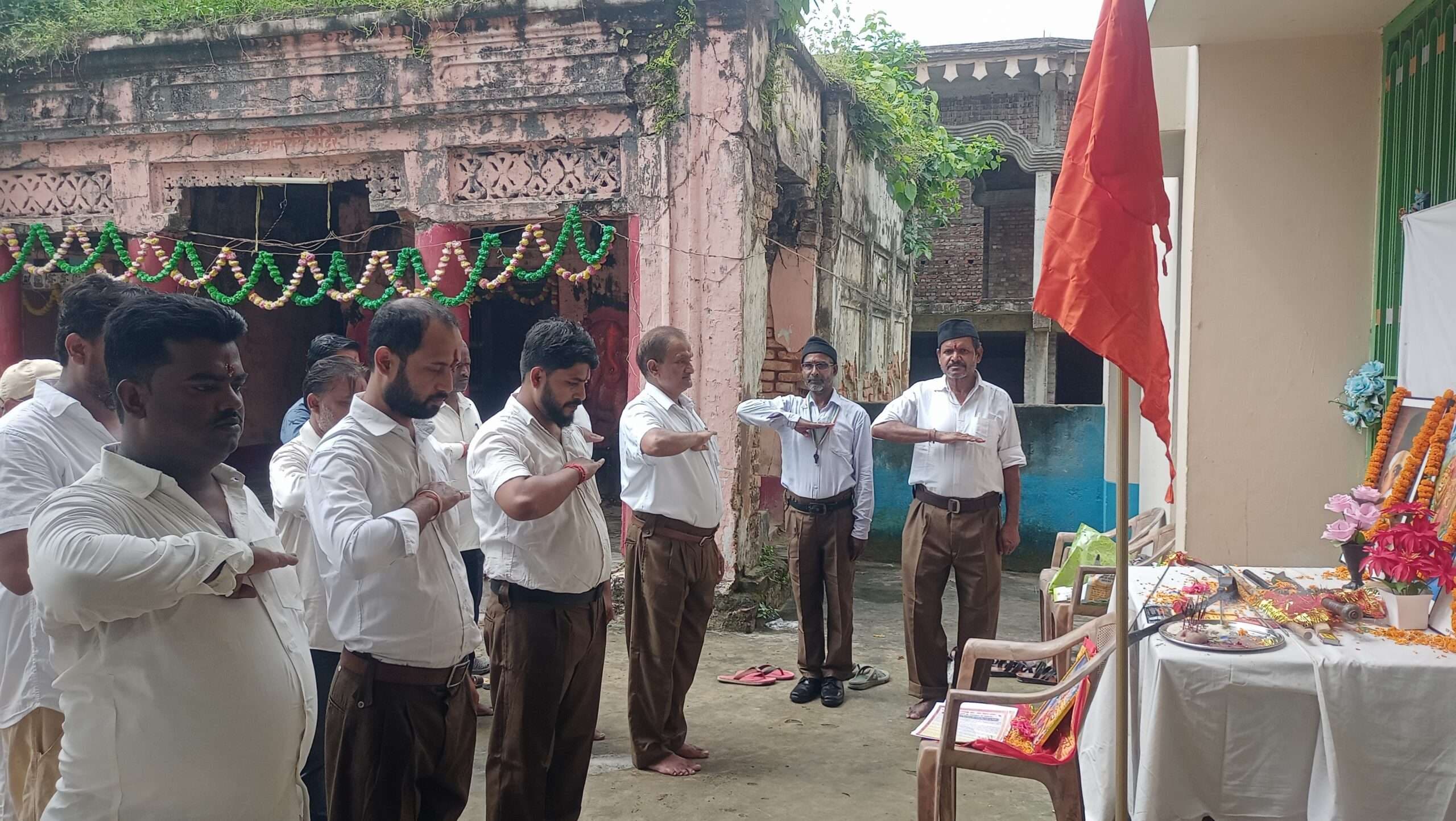 Madhubani News : शताब्दी वर्ष पर राष्ट्रीय स्वयं सेवक संघ ने किया शस्त्र पूजन