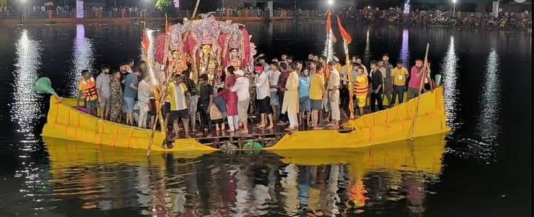 Giridih News :अश्रुपूर्ण नेत्रों से मां दुर्गा को दी गयी विदाई