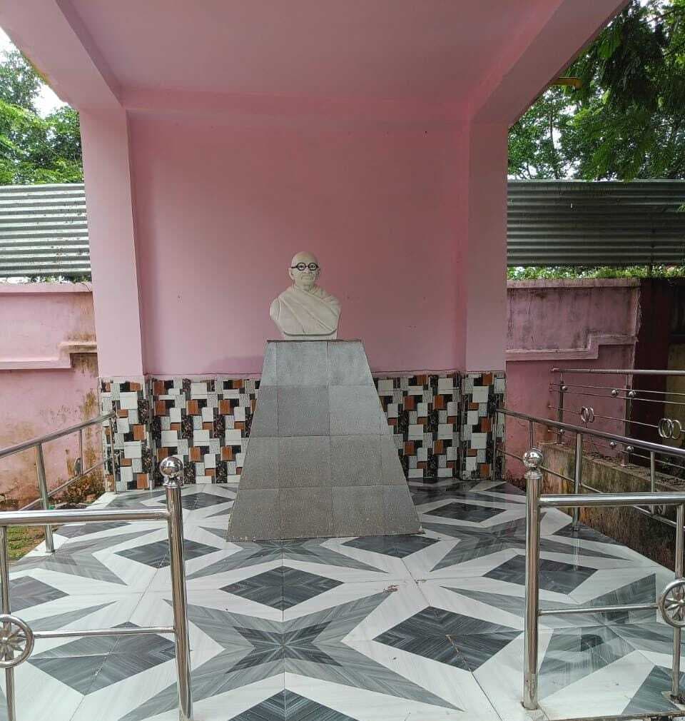 चितरा के लोगों ने बापू को भूला दिया