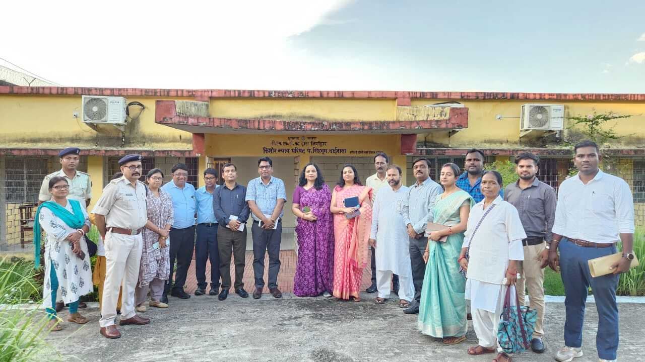 Chaibasa News : संप्रेक्षण गृह में सुविधाएं, भोजन सफाई व खेलकूद की व्यवस्था देखी