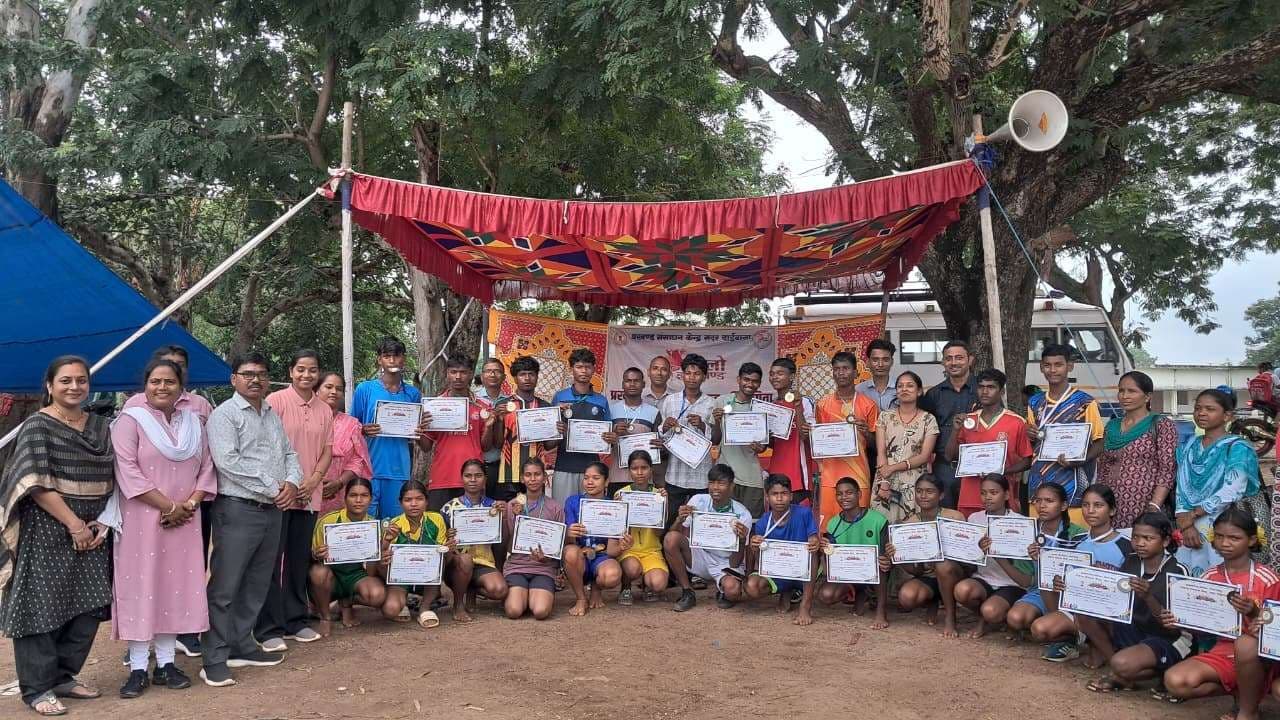 Chaibasa News : 100 मी दौड़ में सोनाली, ननिका व प्रीति तियू को पहला पुरस्कार