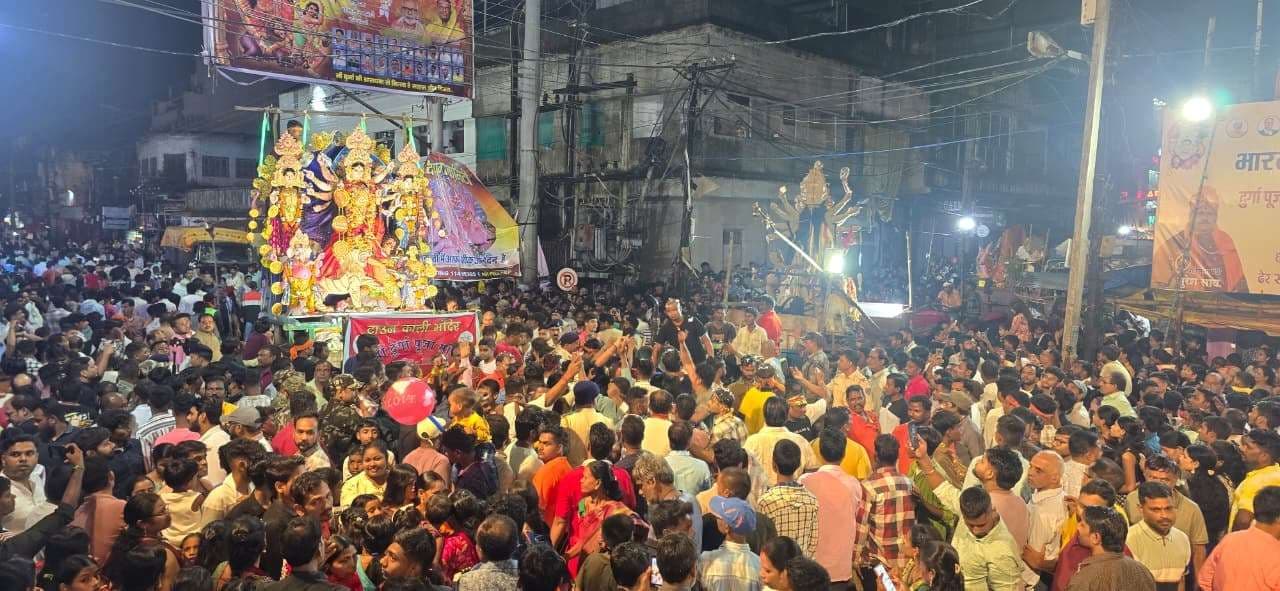 Chaibasa News : श्रद्धालुओं ने कंधों पर उठाकर मां भगवती को दी विदाई