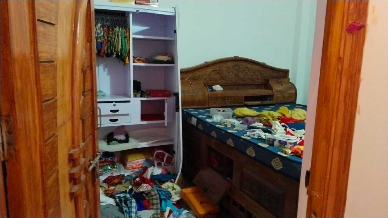 बंद घर से लगभग पांच लाख की चोरी