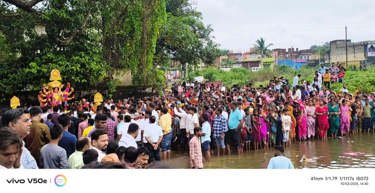 Giridih News :प्रतिमा विसर्जन के साथ दुर्गापूजा संपन्न, चौकस रहा प्रशासन