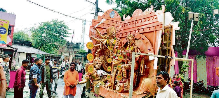 East Singhbhum News : पोटका में पूजा कमेटियों ने गाजे-बाजे के साथ निकला विसर्जन जुलूस