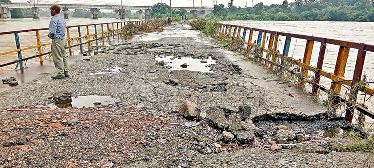 Bokaro News : नदी का जलस्तर बढ़ने पुल क्षतिग्रस्त, श्मशान घाट डूबा