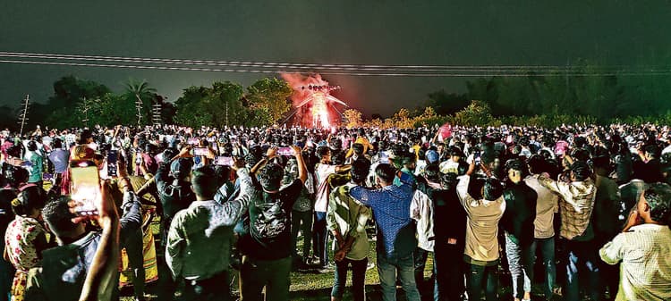 East Singhbhum News : कलात्मक आतिशबाजी के बाद जलाया गया 40 फीट का रावण