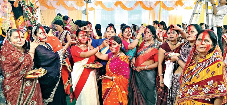 East Singhbhum News : महिलाओं ने सिंदूर खेला कर निकाला विसर्जन जुलूस