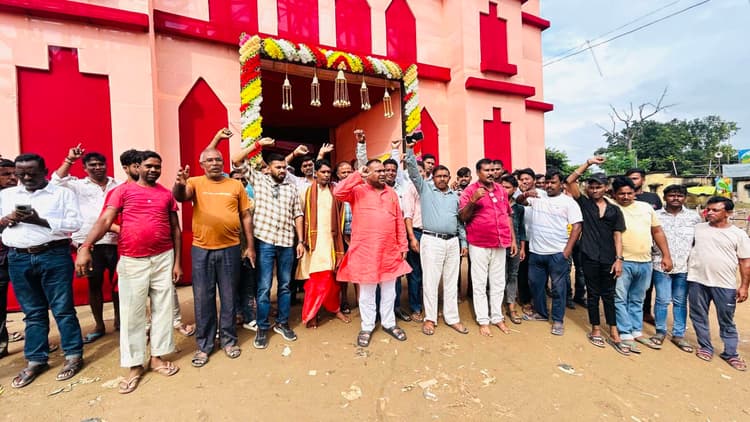 Giridih News :सांस्कृतिक कार्यक्रम पर रोक का लोगों ने विरोध किया