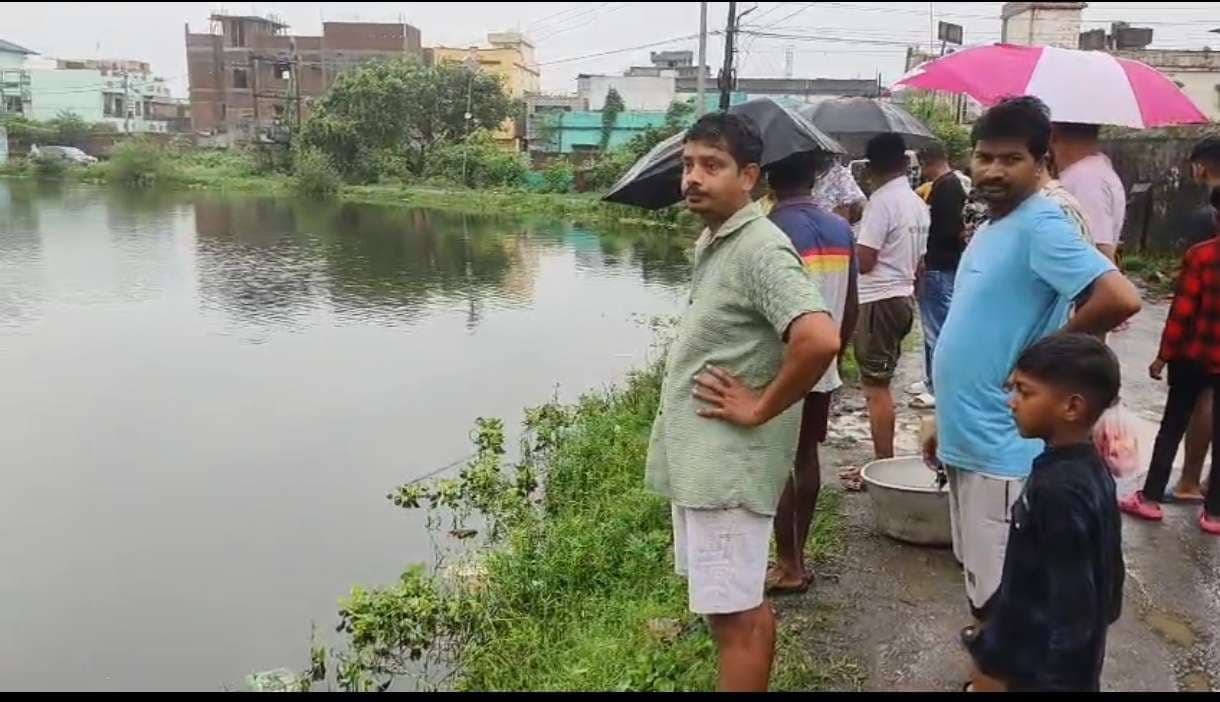 Giridih News :तालाब में जहर डालने का आरोप, 50 क्विंटल से अधिक मछलियां मरीं