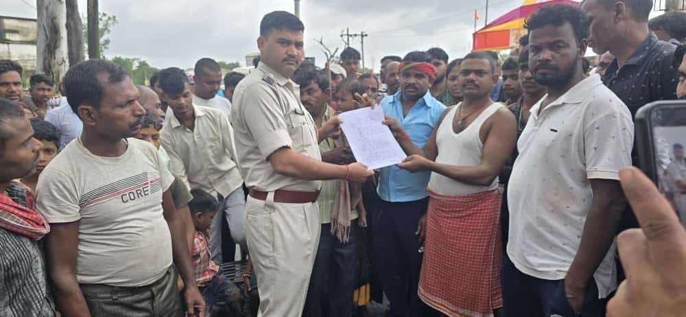 Giridih News :घर पर गिरा पेड़, ग्रामीण ने किया रोड जाम किया