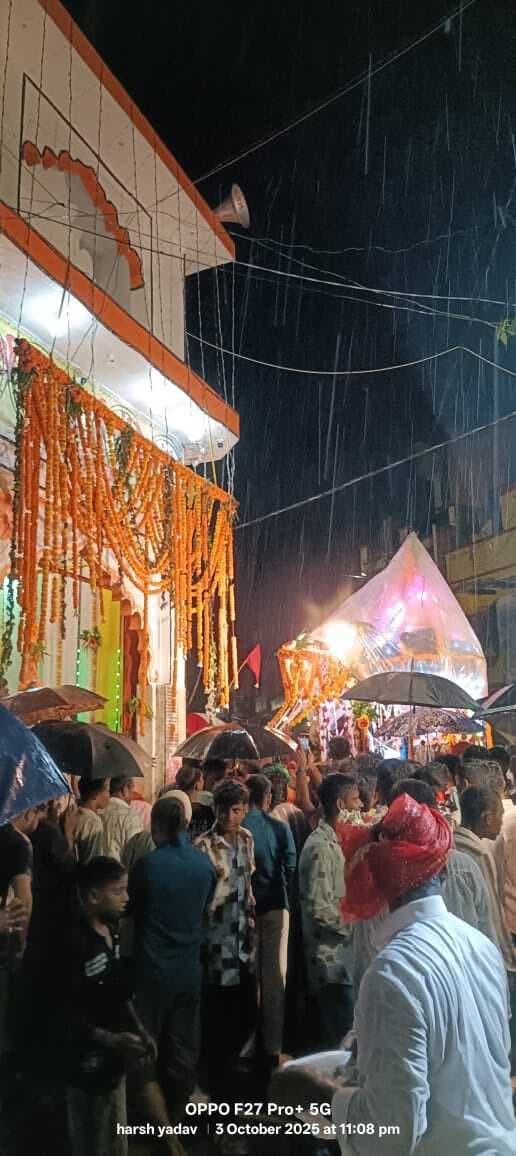 भारी बारिश और गरजते आसमान के बीच शहर में निकली माता की शोभायात्रा