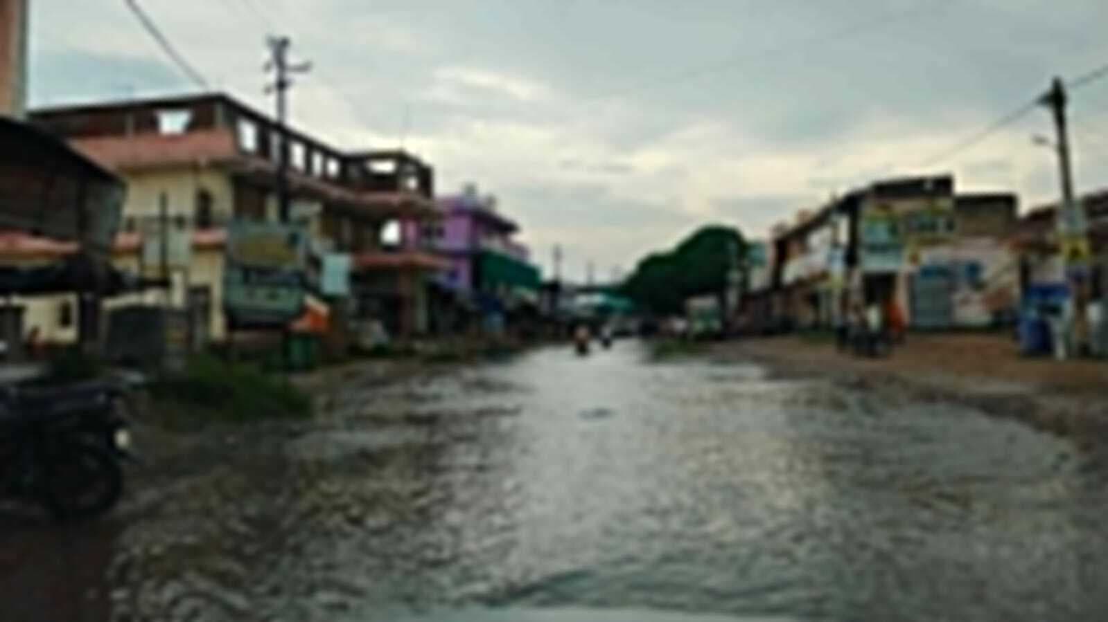 मूसलाधार बारिश से लालापुर सड़क बनी झील