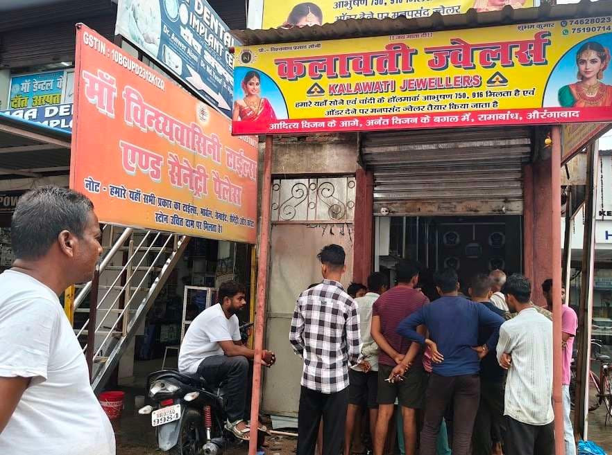 दीवार तोड़ ज्वेलर्स दुकान में घुसे चोर, लाखों के आभूषण व नकद उड़ाये