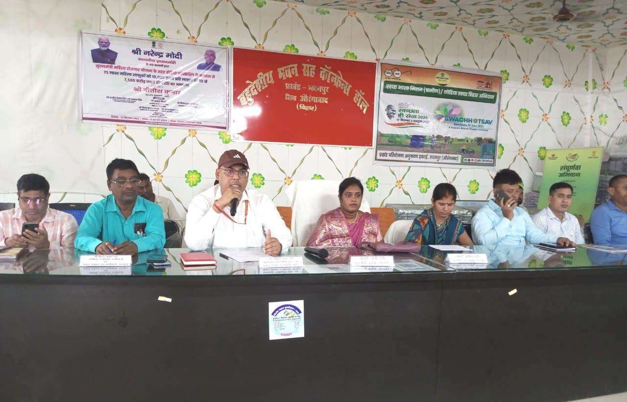 पारदर्शिता के साथ किसानों के बीच बंटे खाद व बीज