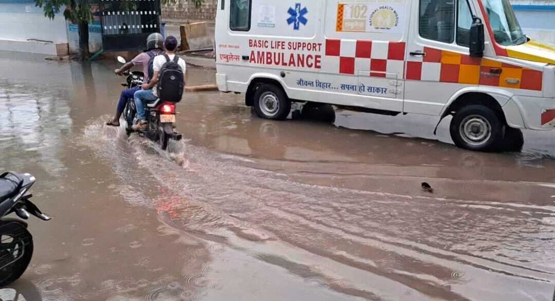 अनुमंडलीय अस्पताल परिसर में फिर भरा पानी, मरीज व स्वास्थ्य कर्मी बेहाल