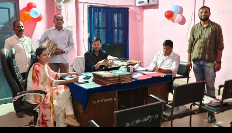 स्थानांतरण पर बीडीओ ने दिया सीओ को प्रभार